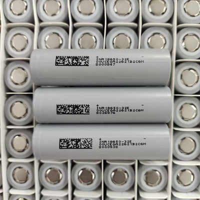 3.7V Standar Silinder Lithium Ion Cell 3200mAh Kapasitas Besar 18650 Baterai Lithium
